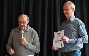 Vor Beginn der Projektion wurde Albert Willecke vom Leiter der Region Westfalen Hans Berenberg für sein 40 jährige Mitgliedschaft im BDFA geehrt.